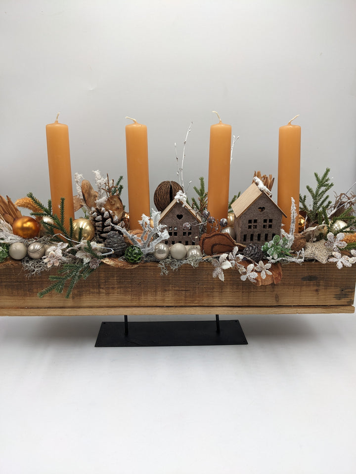 Adventsgesteck Kugel Zapfen Haus orange