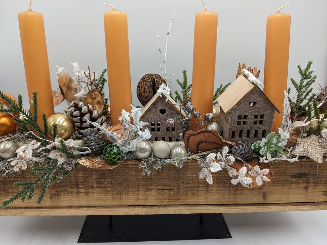 Adventsgesteck Kugel Zapfen Haus orange