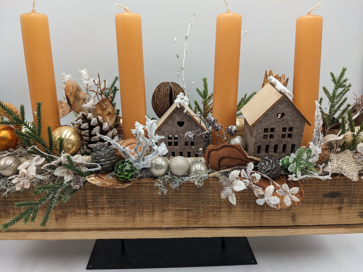 Adventsgesteck Kugel Zapfen Haus orange