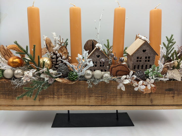 Adventsgesteck Kugel Zapfen Haus orange