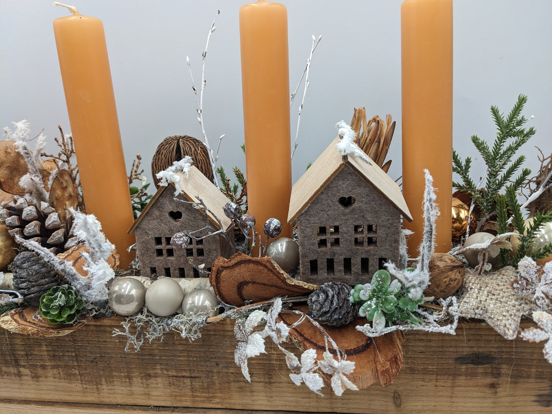 Adventsgesteck Kugel Zapfen Haus orange