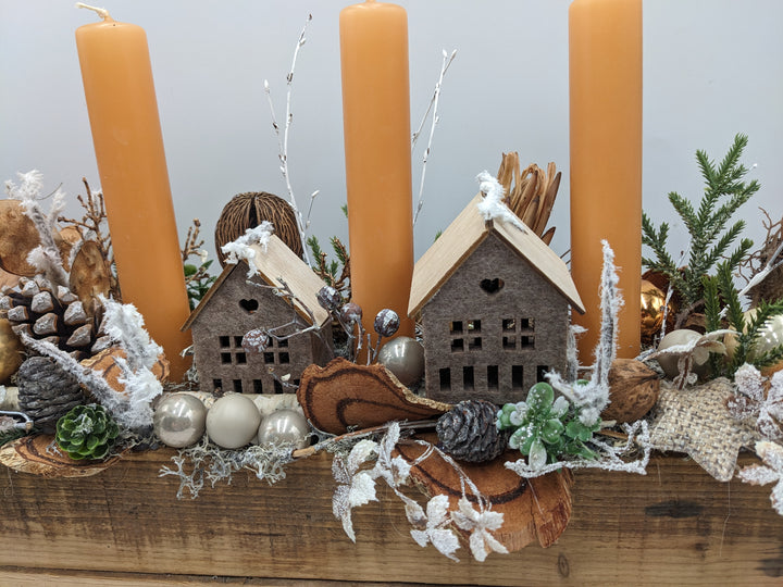 Adventsgesteck Kugel Zapfen Haus orange