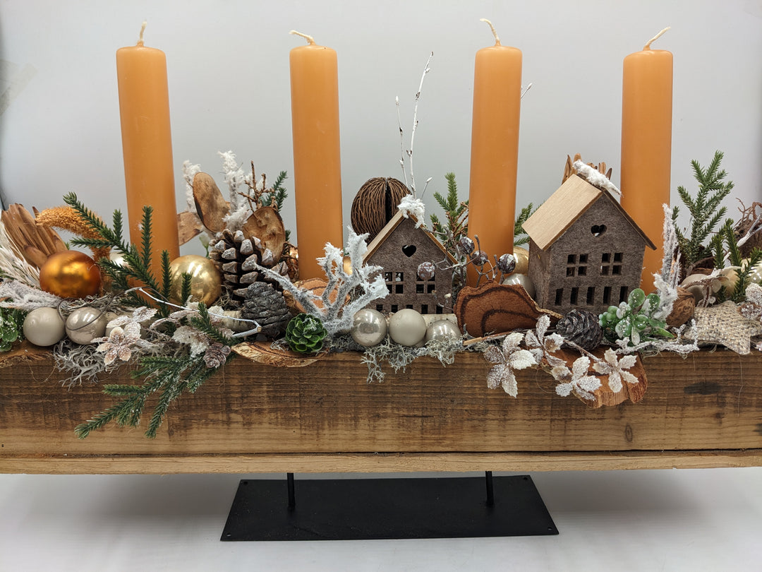 Adventsgesteck Kugel Zapfen Haus orange
