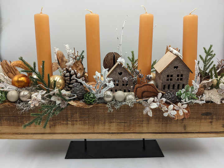 Adventsgesteck Kugel Zapfen Haus orange