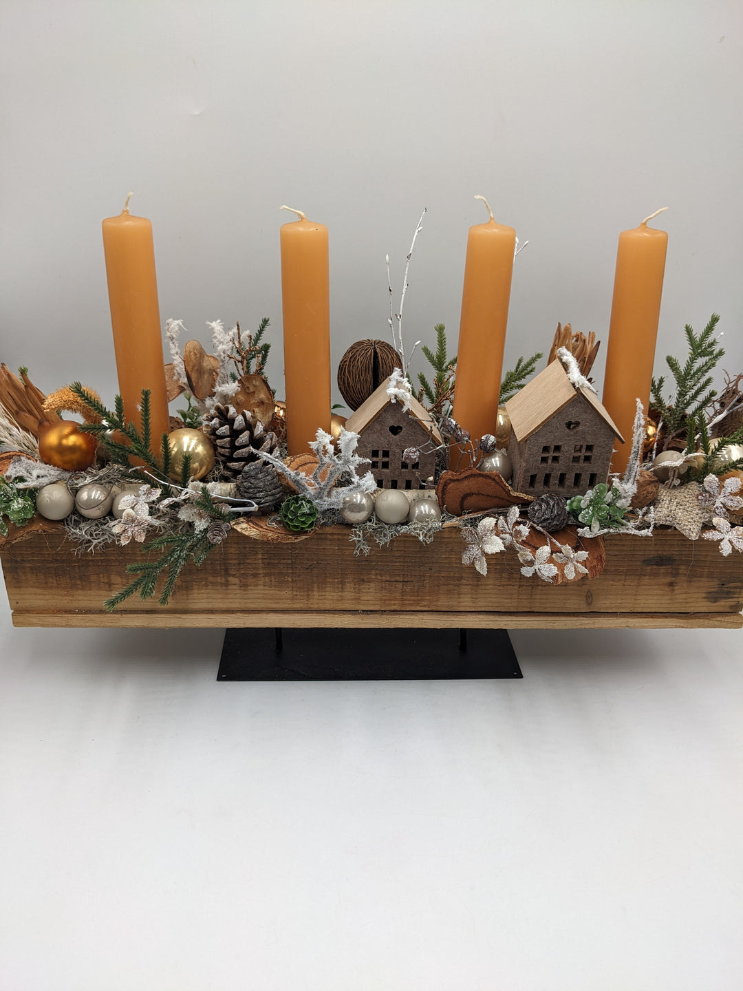 Adventsgesteck Kugel Zapfen Haus orange
