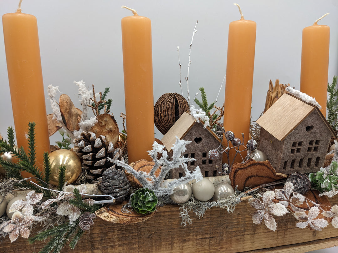 Adventsgesteck Kugel Zapfen Haus orange