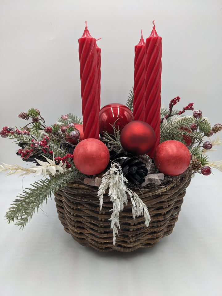Adventsgesteck Kugel Zapfen Beeren rot