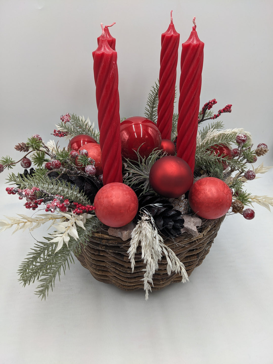 Adventsgesteck Kugel Zapfen Beeren rot