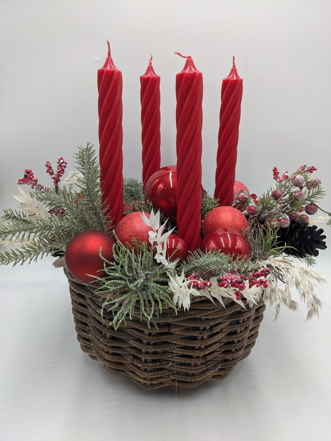 Adventsgesteck Kugel Zapfen Beeren rot