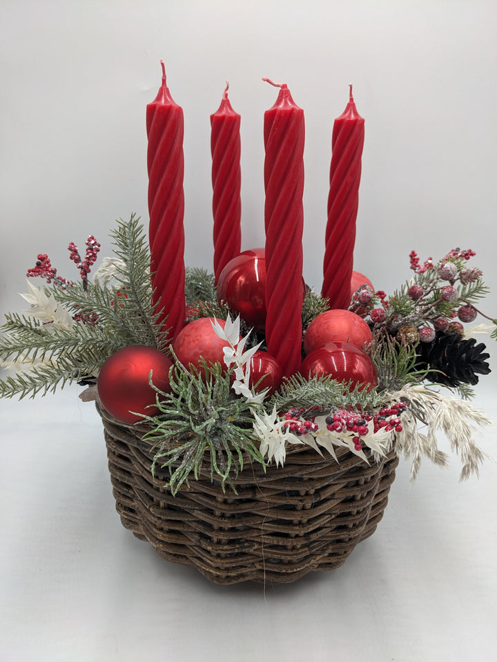 Adventsgesteck Kugel Zapfen Beeren rot