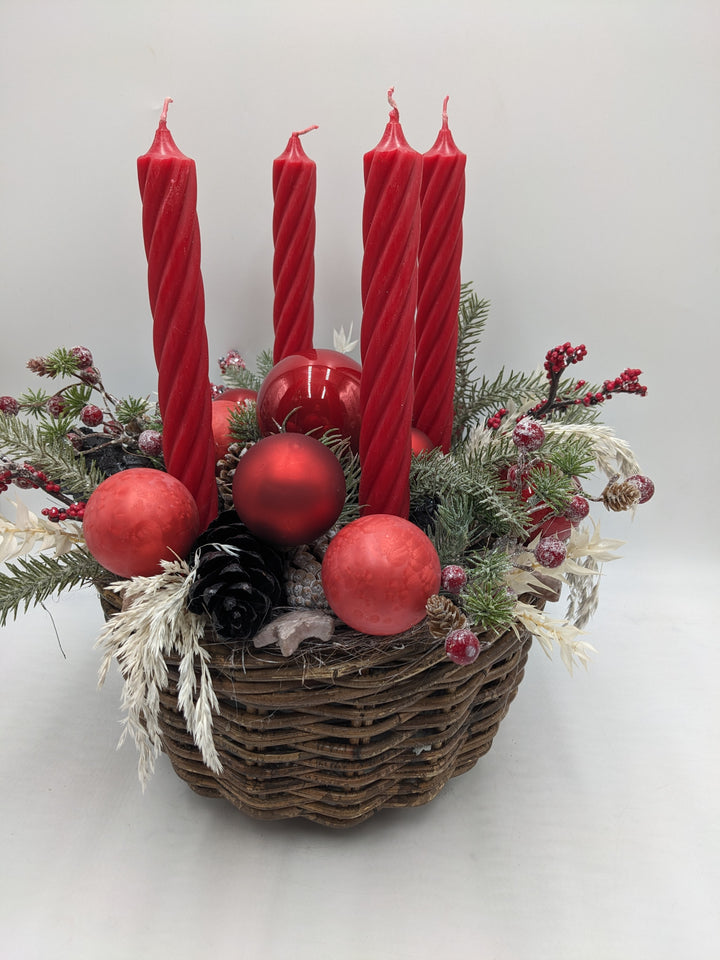 Adventsgesteck Kugel Zapfen Beeren rot