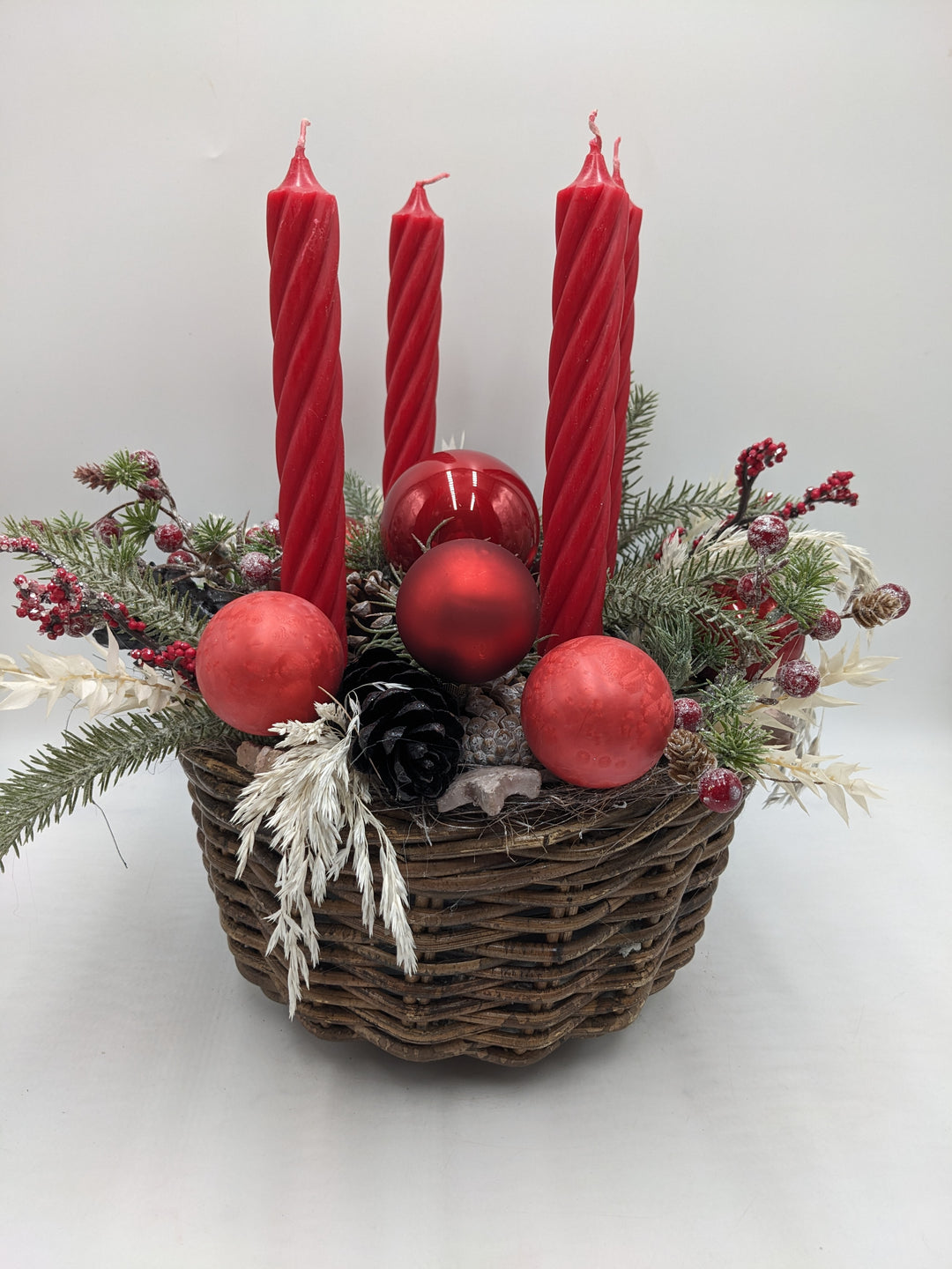 Adventsgesteck Kugel Zapfen Beeren rot