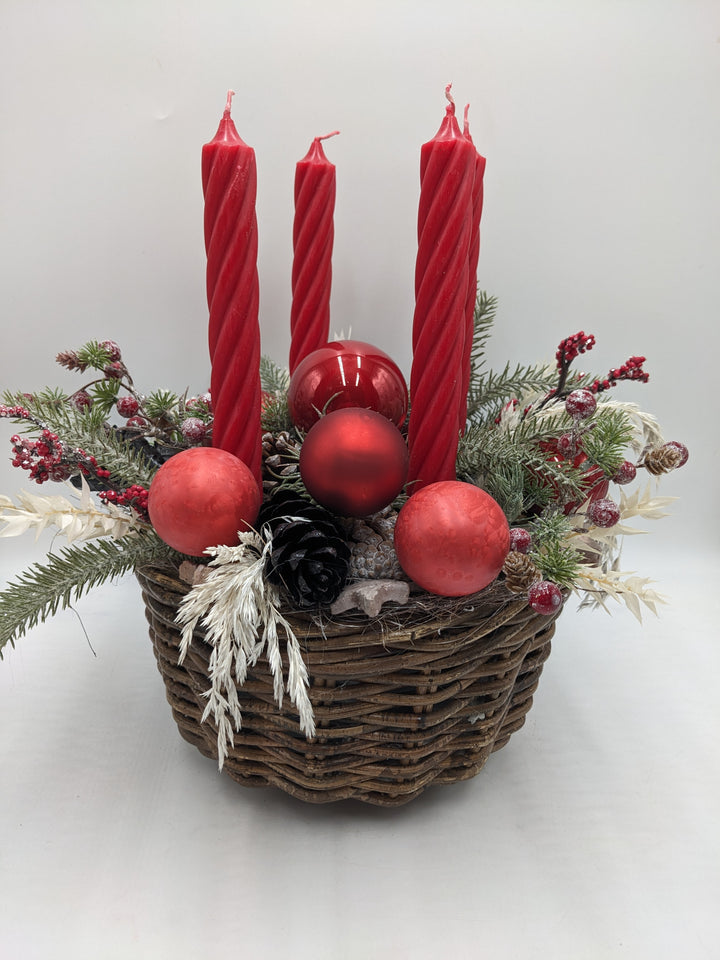 Adventsgesteck Kugel Zapfen Beeren rot