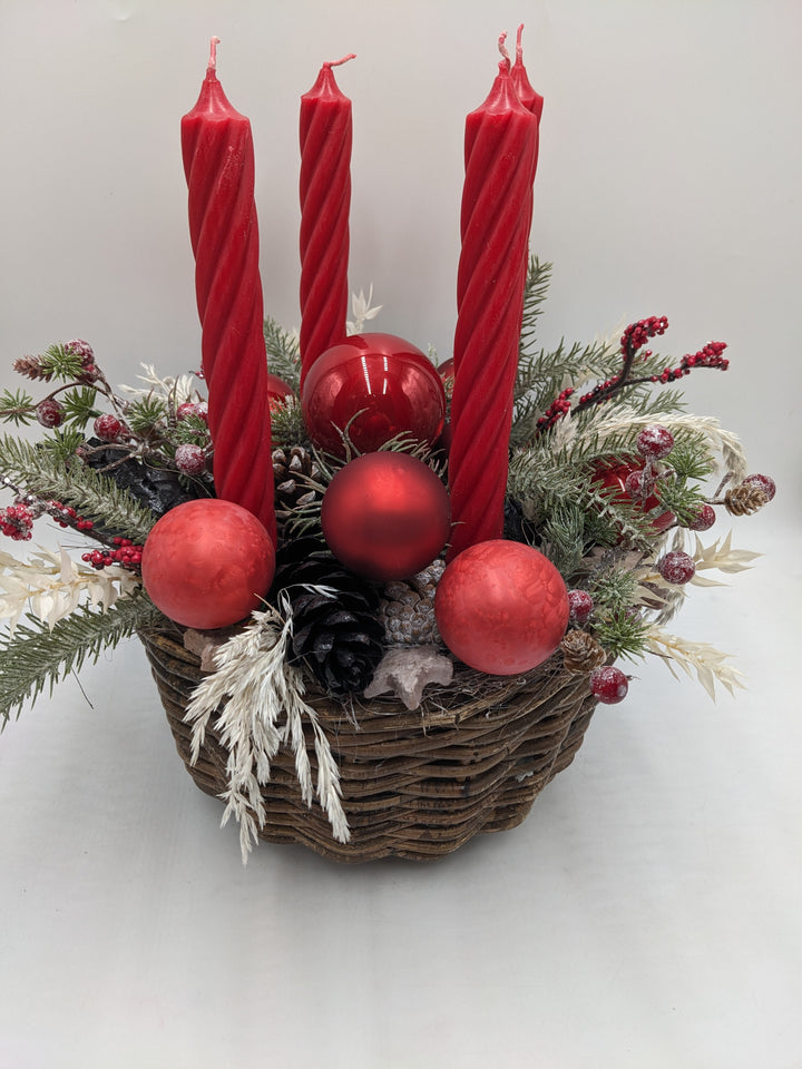 Adventsgesteck Kugel Zapfen Beeren rot