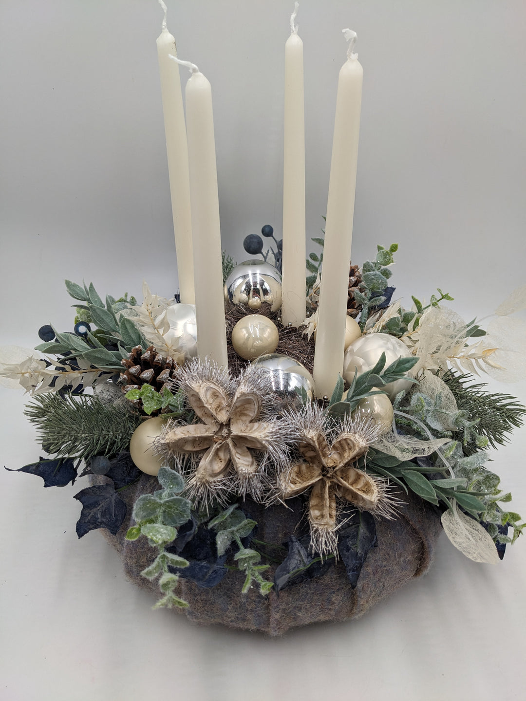 Adventskranz Kugel Zapfen Eukalypthus creme