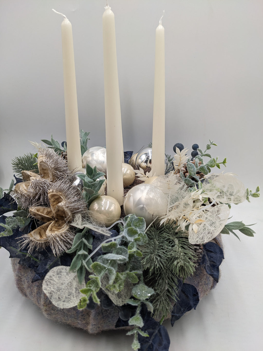 Adventskranz Kugel Zapfen Eukalypthus creme