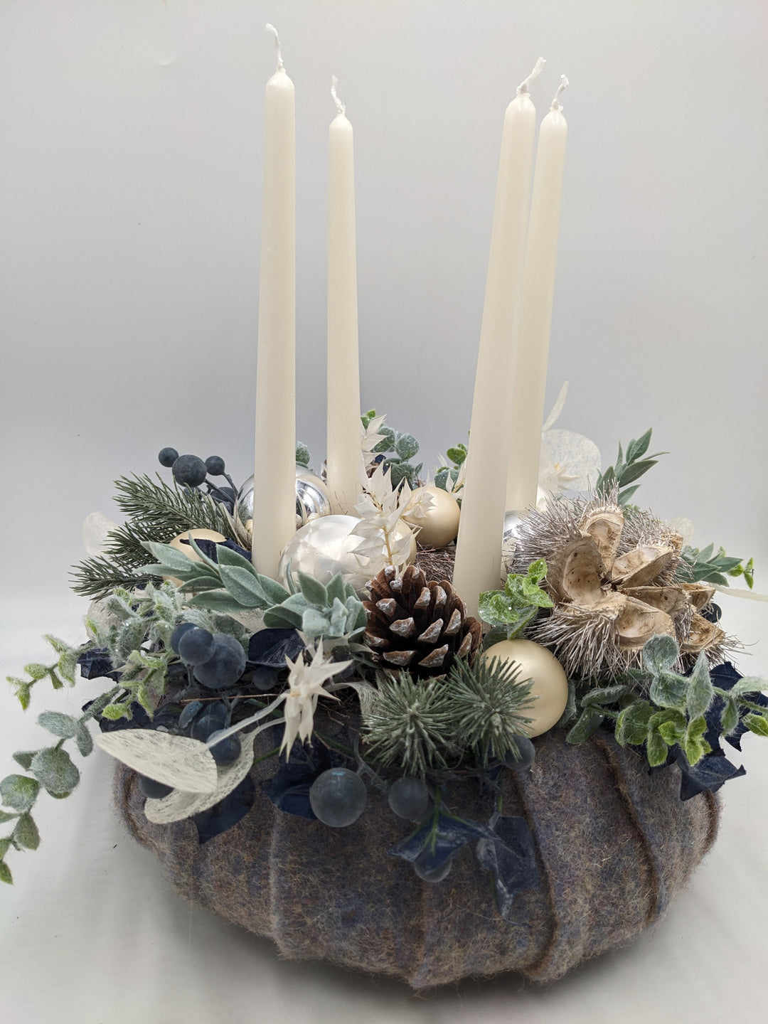 Adventskranz Kugel Zapfen Eukalypthus creme