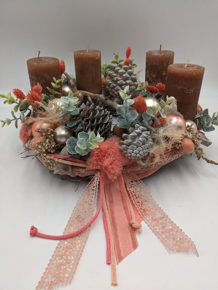 Adventsgesteck Kugel Zapfen Eukalypthus apricote