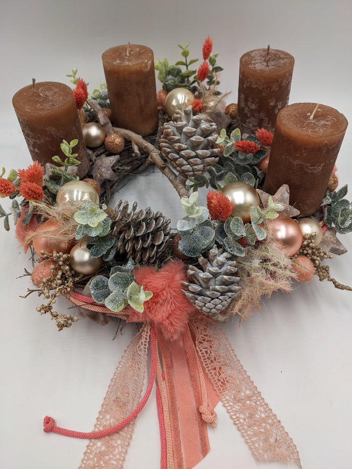 Adventsgesteck Kugel Zapfen Eukalypthus apricote