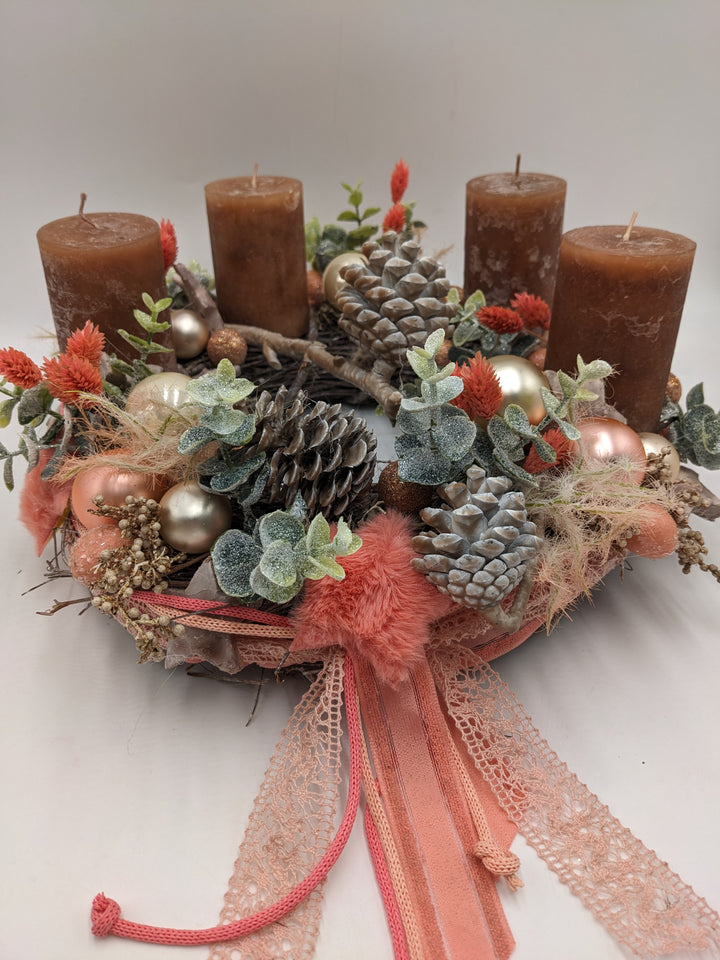 Adventsgesteck Kugel Zapfen Eukalypthus apricote