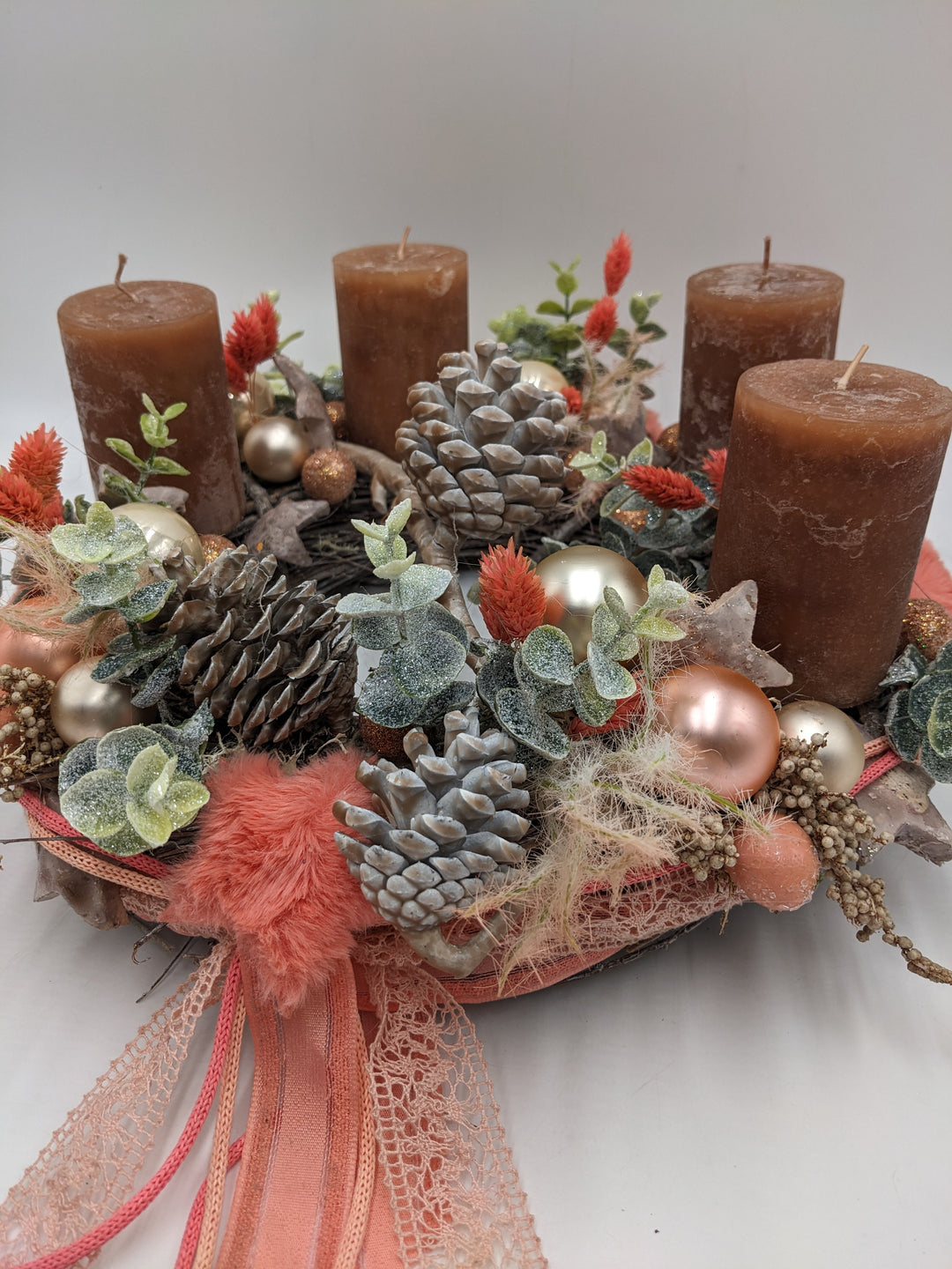 Adventsgesteck Kugel Zapfen Eukalypthus apricote