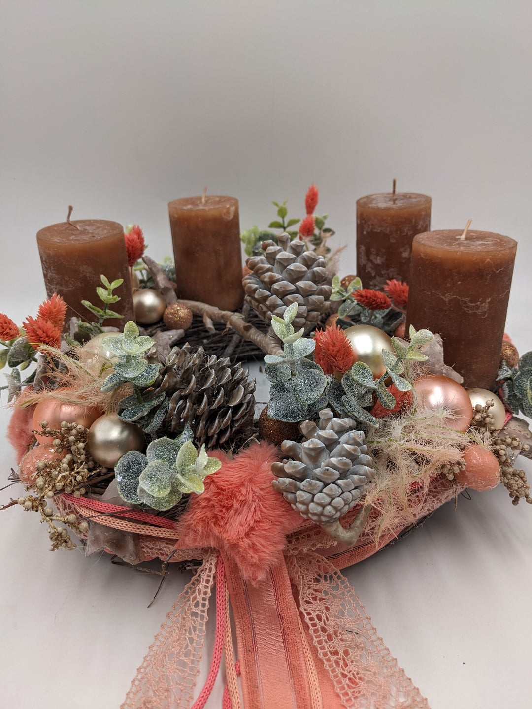 Adventsgesteck Kugel Zapfen Eukalypthus apricote