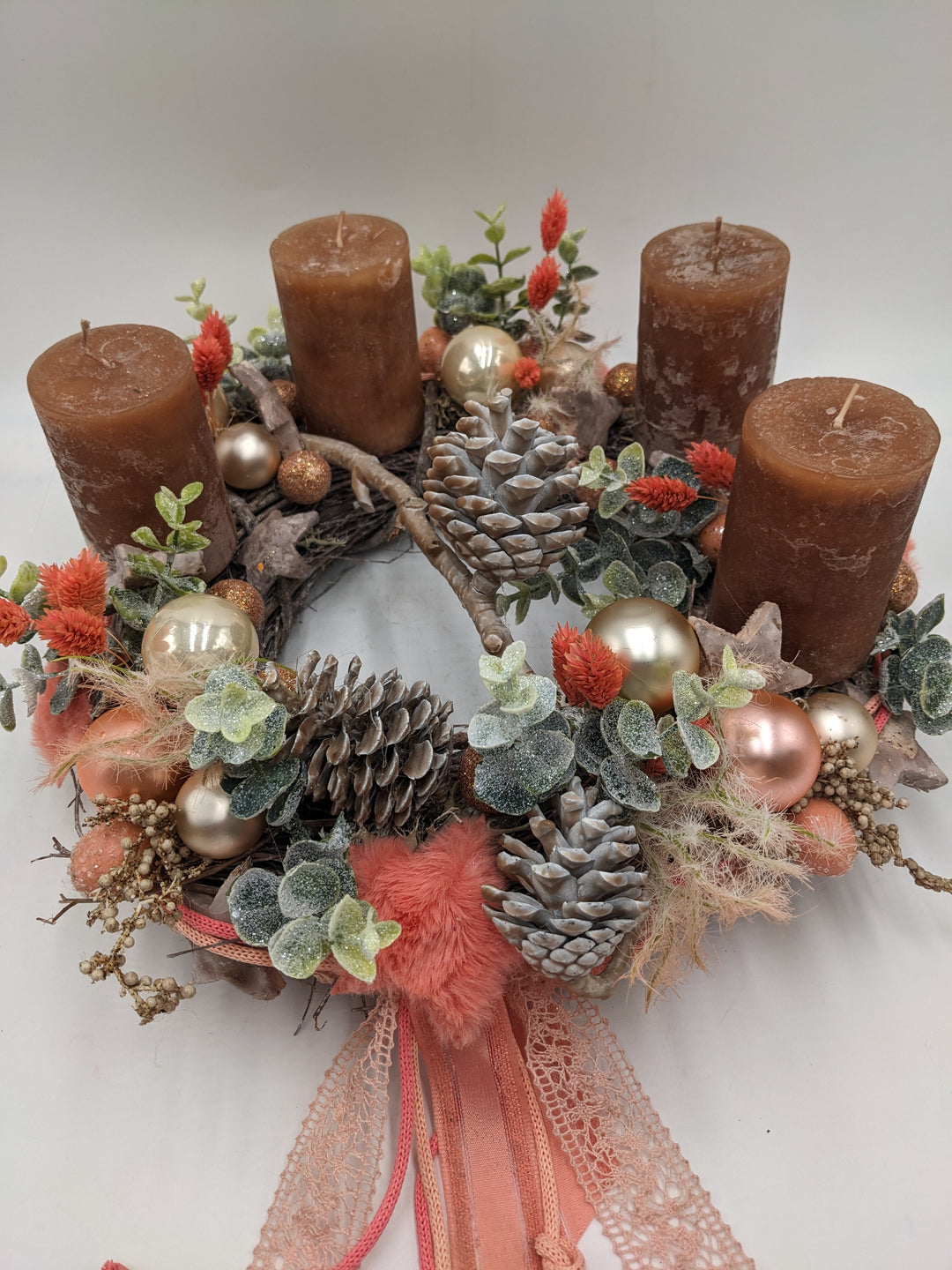 Adventsgesteck Kugel Zapfen Eukalypthus apricote