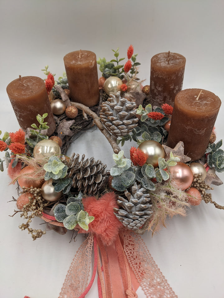 Adventsgesteck Kugel Zapfen Eukalypthus apricote