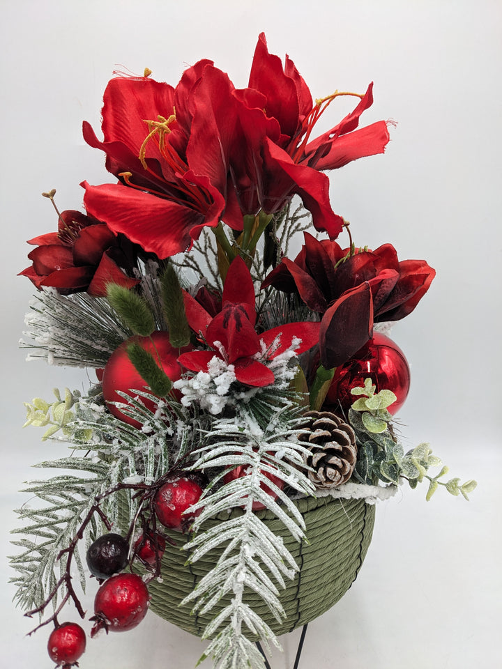 Weihnachtsgesteck Kugel Zapfen Amaryllis rot