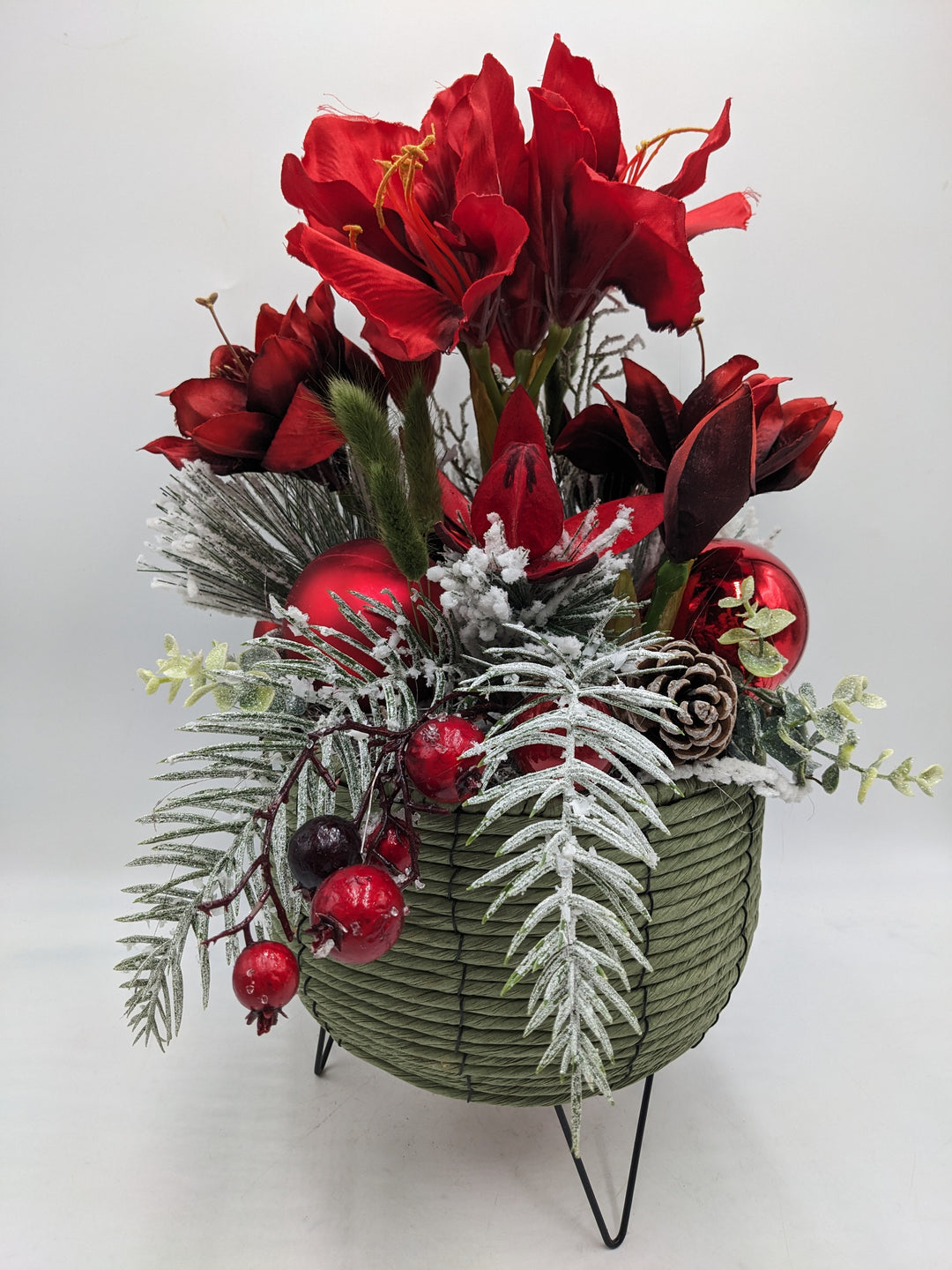 Weihnachtsgesteck Kugel Zapfen Amaryllis rot