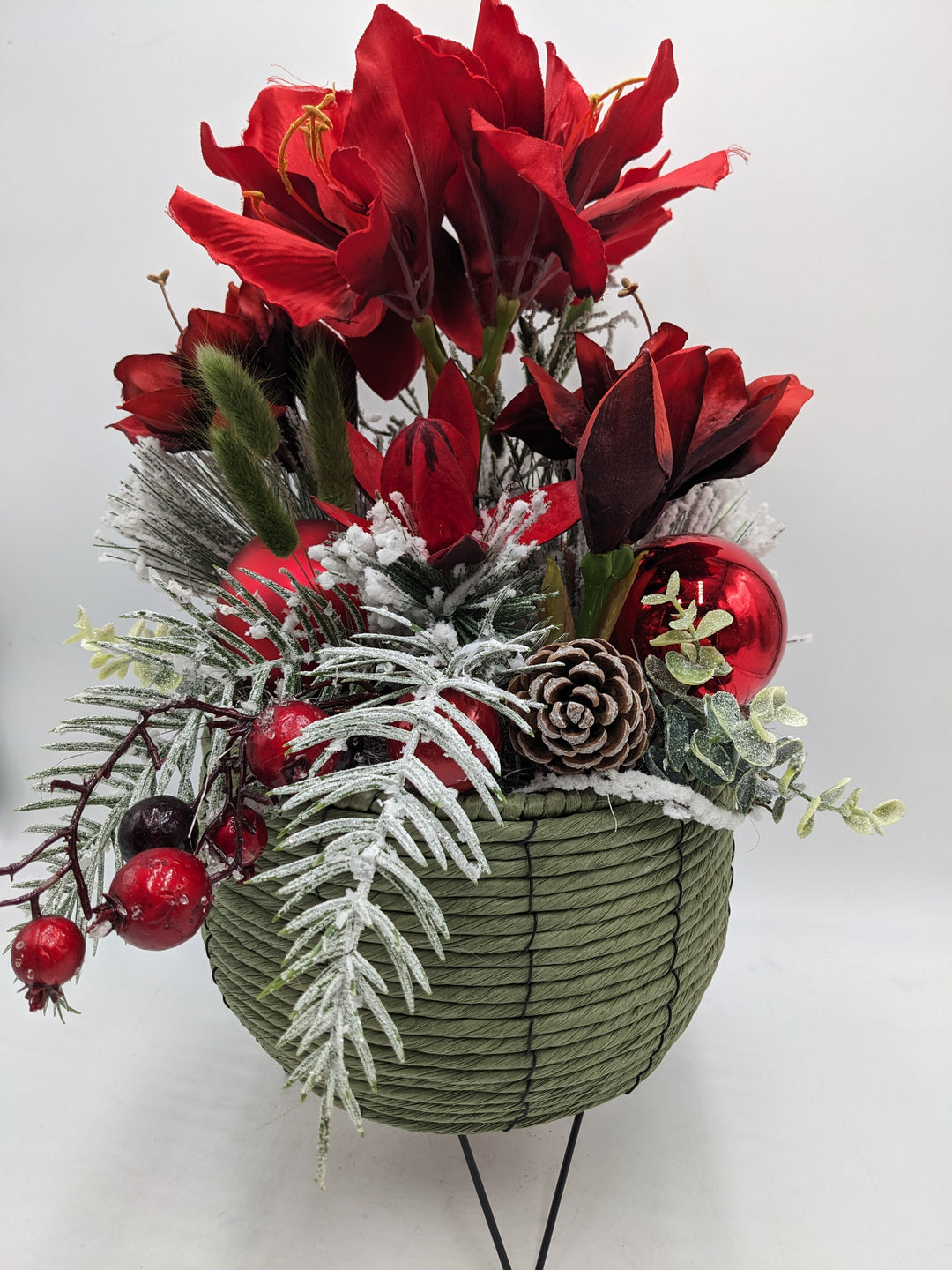 Weihnachtsgesteck Kugel Zapfen Amaryllis rot
