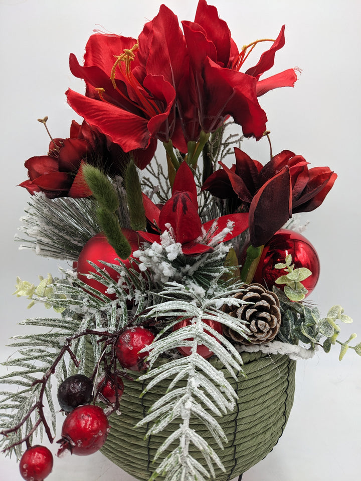 Weihnachtsgesteck Kugel Zapfen Amaryllis rot