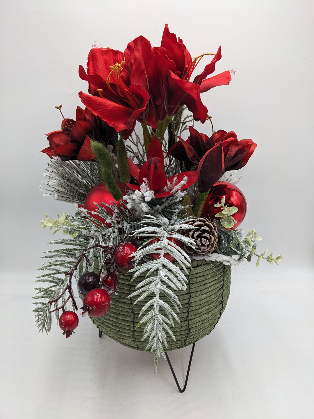 Weihnachtsgesteck Kugel Zapfen Amaryllis rot
