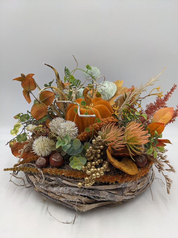 Herbstgesteck Kürbis Kastanie Beeren orange