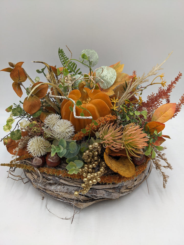 Herbstgesteck Kürbis Kastanie Beeren orange