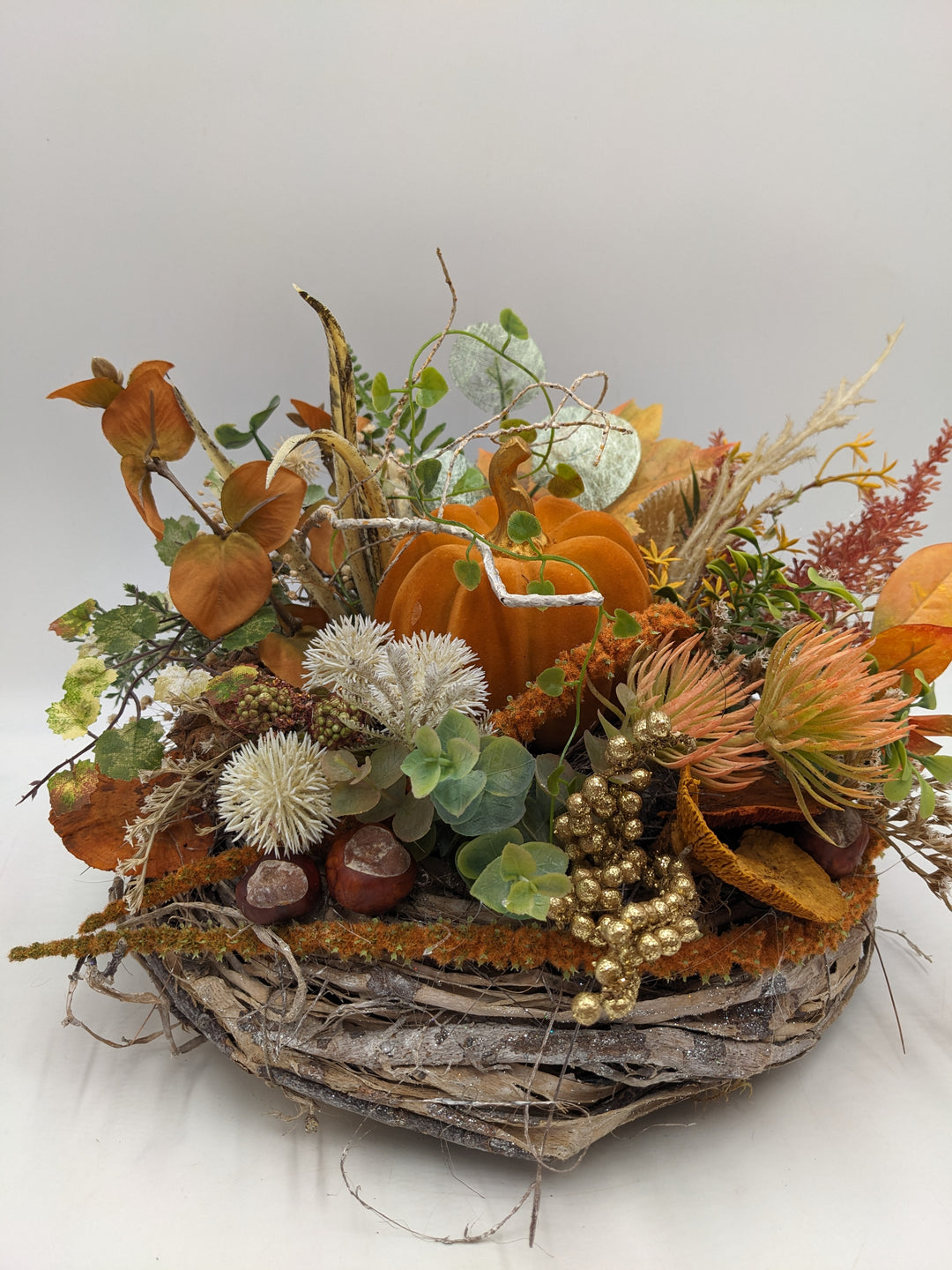 Herbstgesteck Kürbis Kastanie Beeren orange