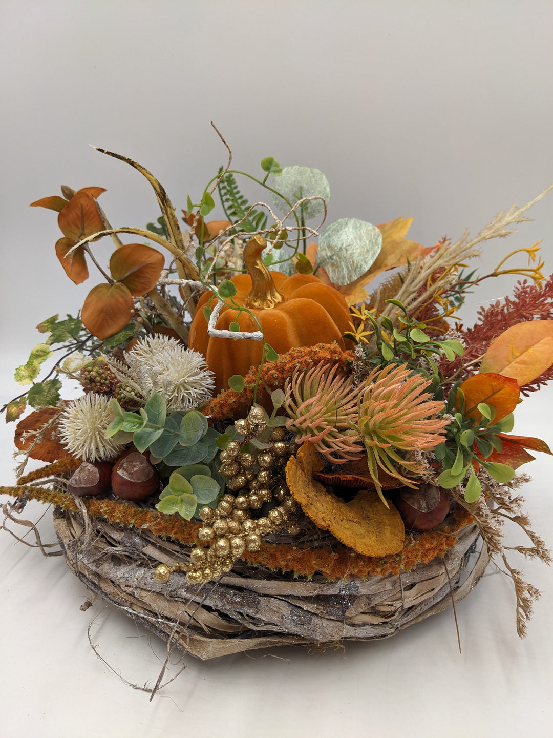 Herbstgesteck Kürbis Kastanie Beeren orange