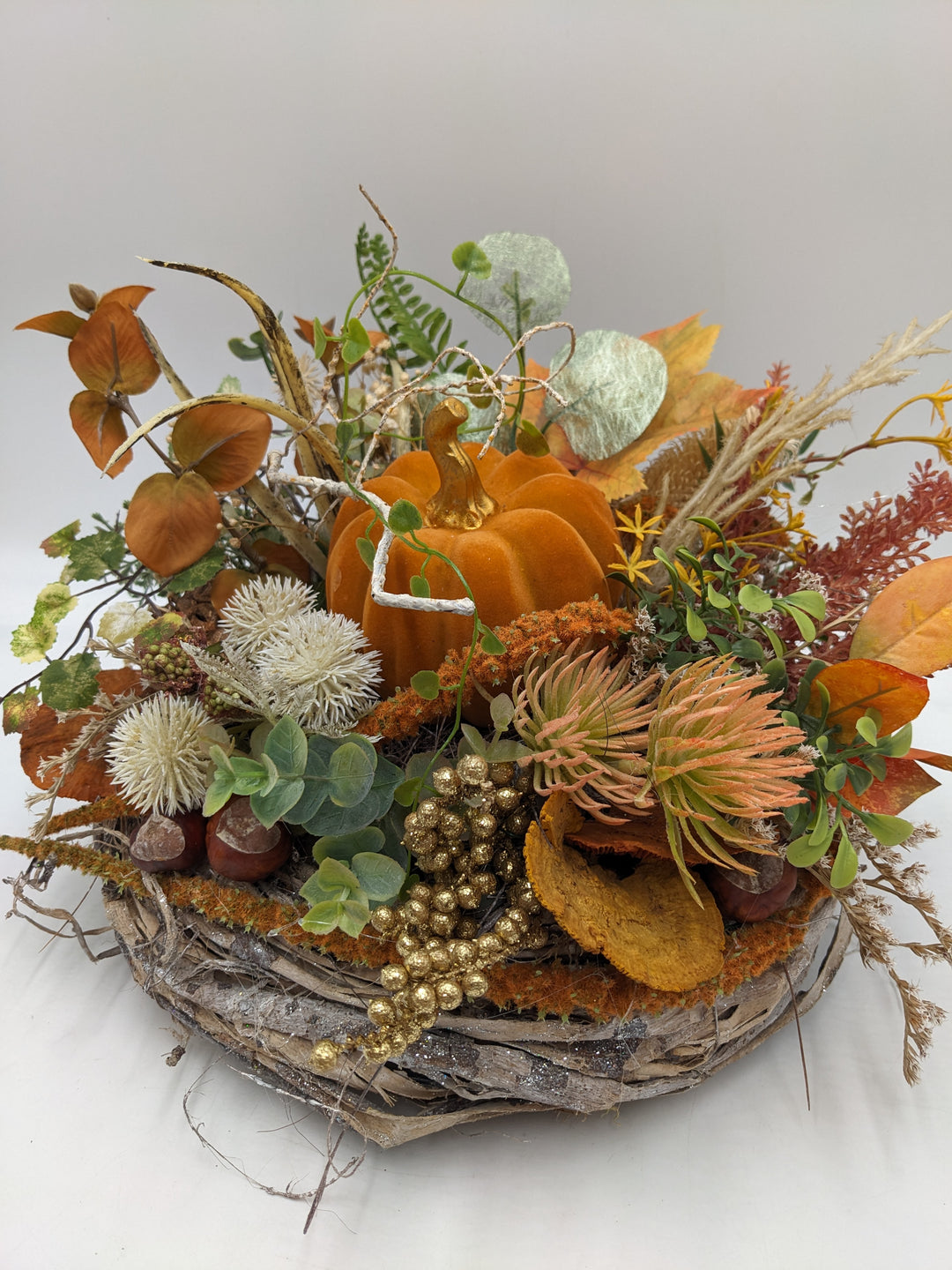 Herbstgesteck Kürbis Kastanie Beeren orange