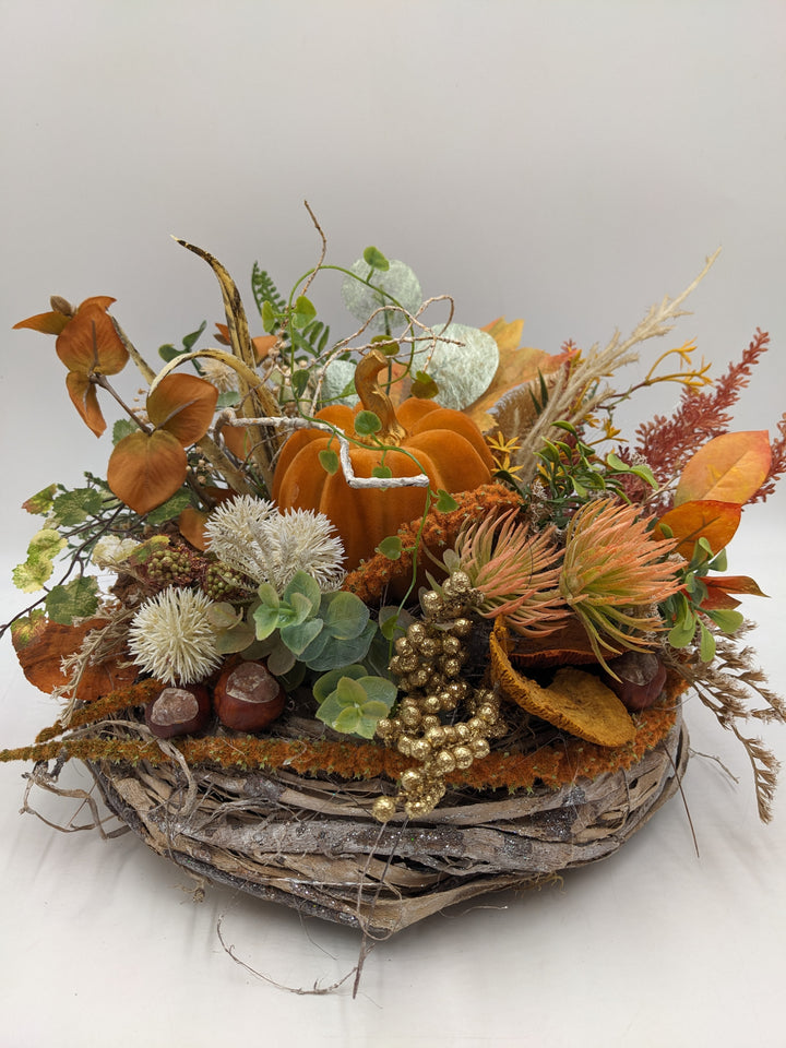 Herbstgesteck Kürbis Kastanie Beeren orange
