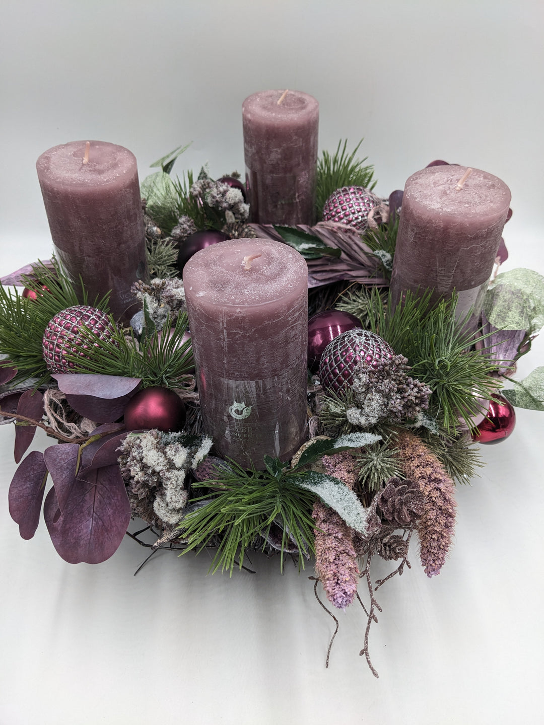 Adventskranz Kugel Zapfen Beeren flieder