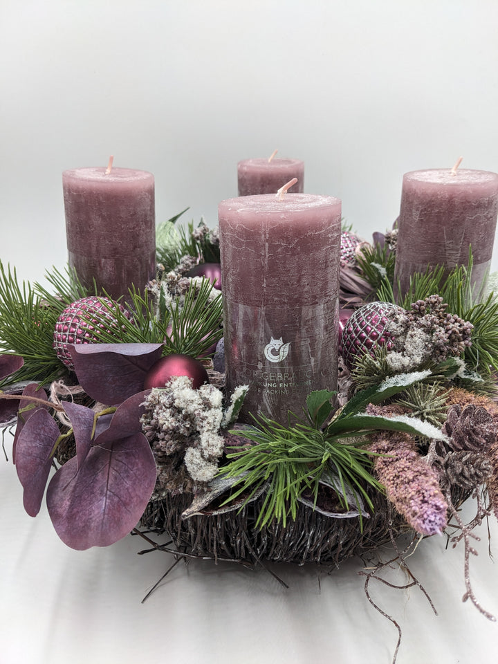 Adventskranz Kugel Zapfen Beeren flieder