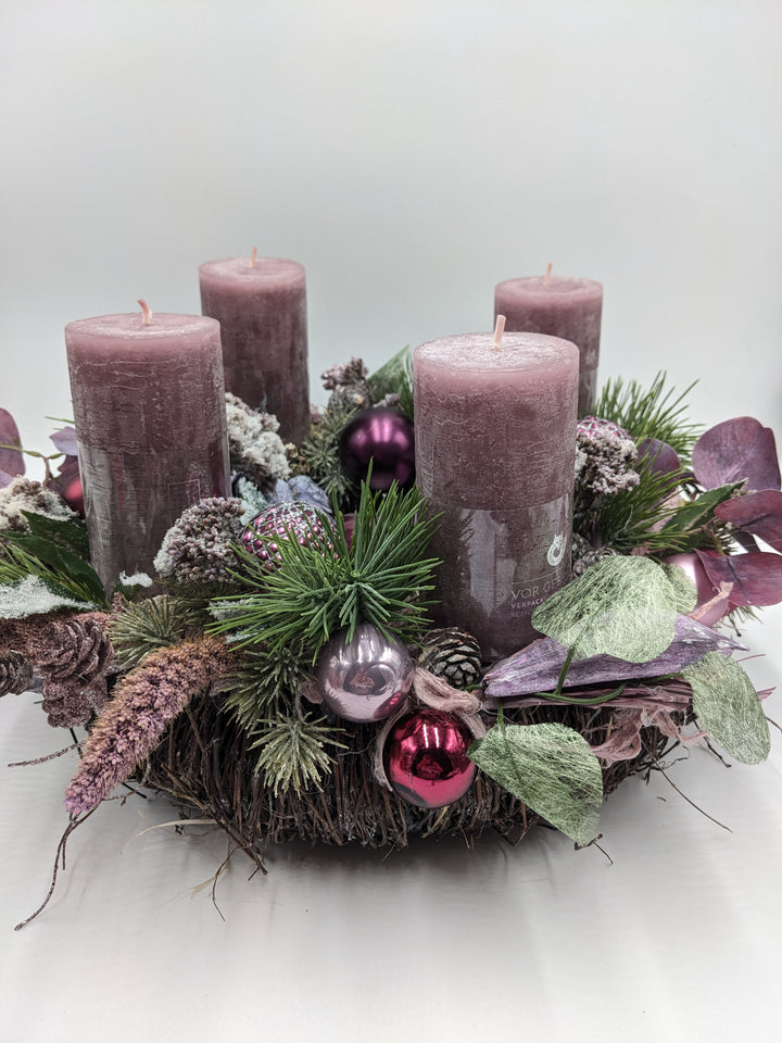 Adventskranz Kugel Zapfen Beeren flieder
