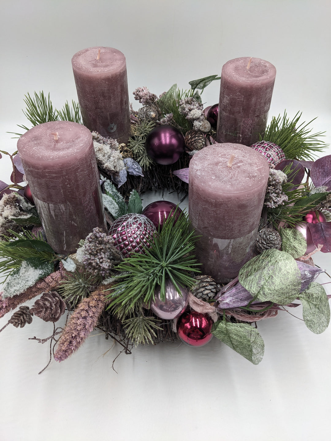 Adventskranz Kugel Zapfen Beeren flieder