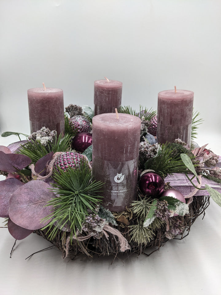 Adventskranz Kugel Zapfen Beeren flieder