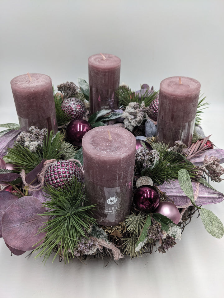 Adventskranz Kugel Zapfen Beeren flieder