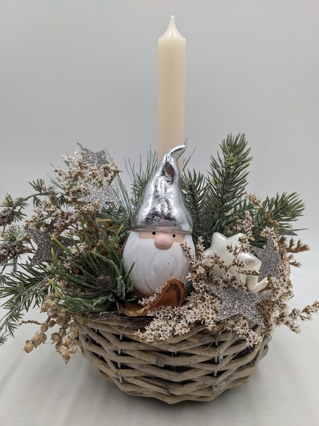 Weihnachtsgesteck Stern Weihnachtsmann creme