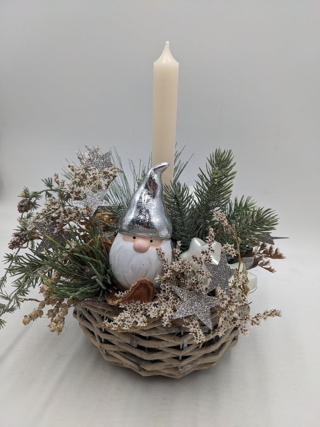 Weihnachtsgesteck Stern Weihnachtsmann creme