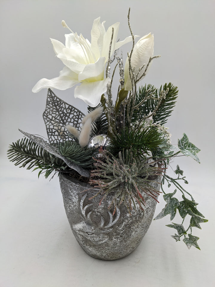 Weihnachtsgesteck Kugel Amaryllis Efeu weiß