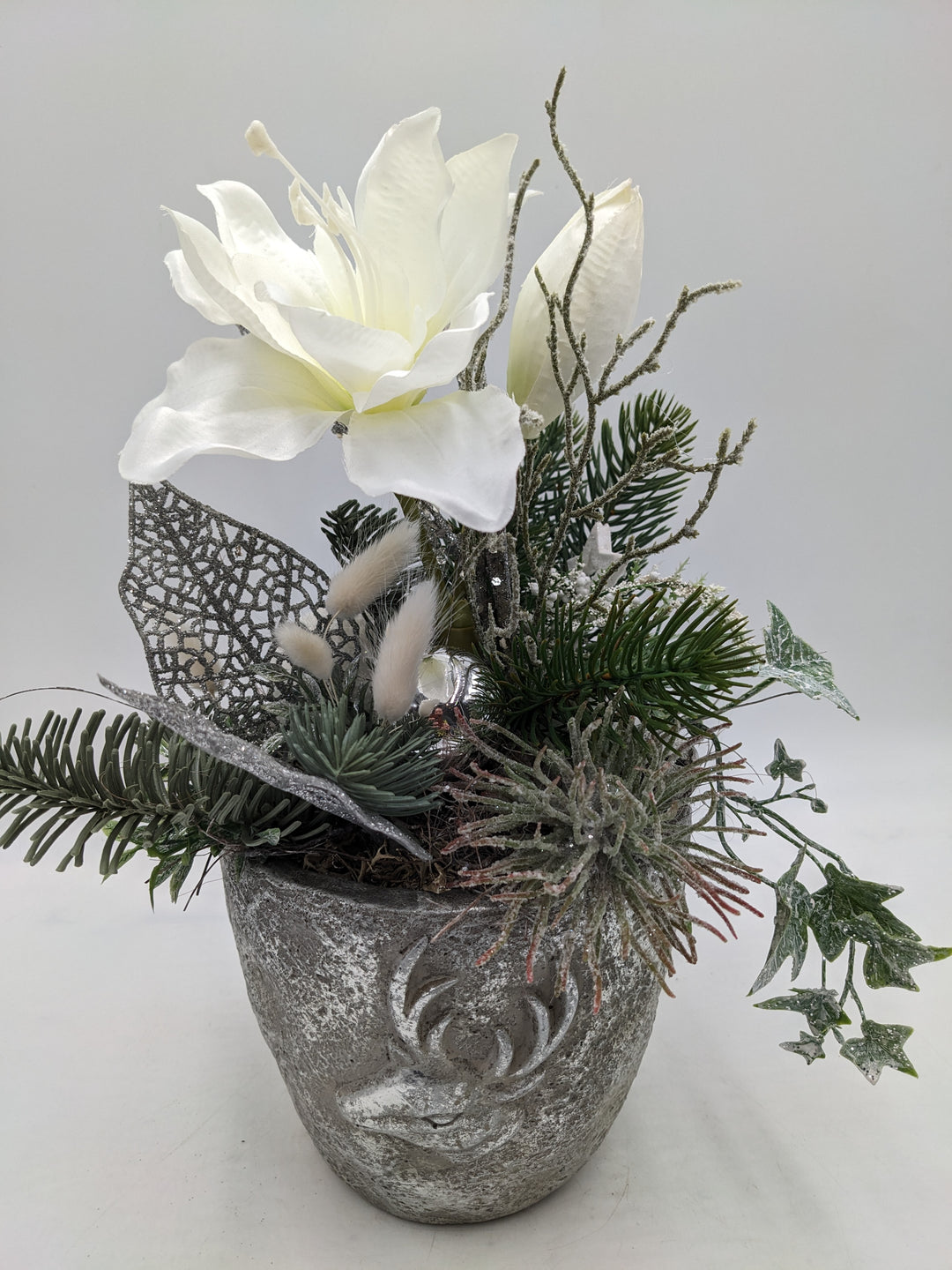 Weihnachtsgesteck Kugel Amaryllis Efeu weiß