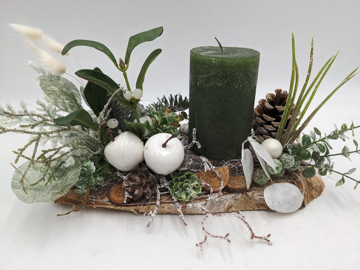 Weihnachtsgesteck Kugel Apfel Baumscheibe grün